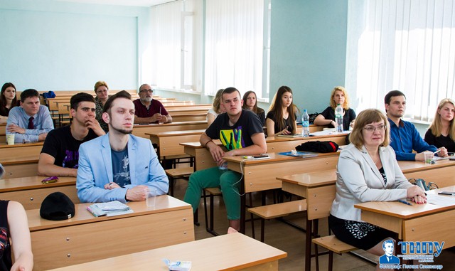 На одному із засідань - усі уважно слухають доповідача